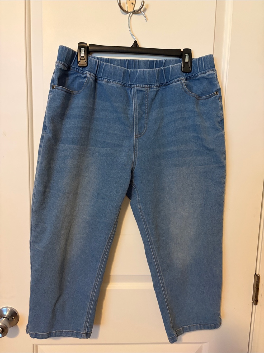 Women’s Light Blue Pull-On Cropped Stretch Jeans